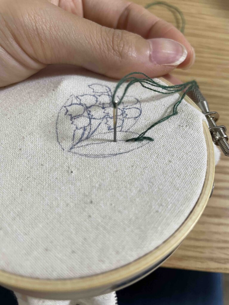 「すずらん」の刺繍飾りの作り方　アウトラインステッチ