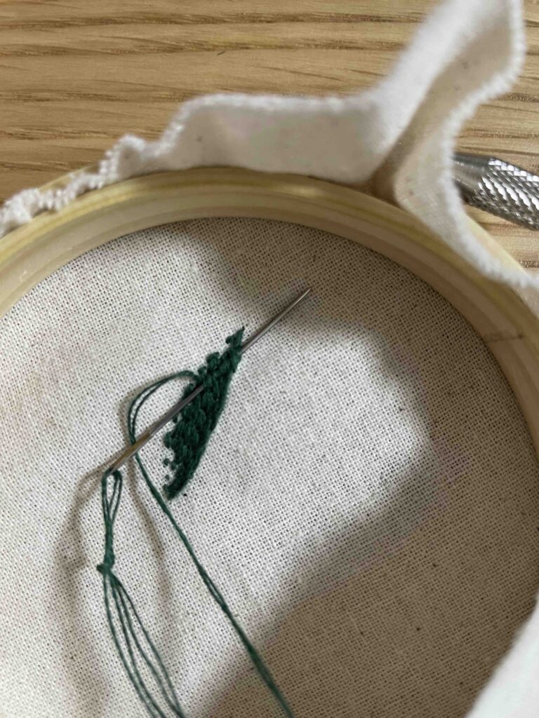 「すずらん」の刺繍飾りの作り方　アウトラインステッチ