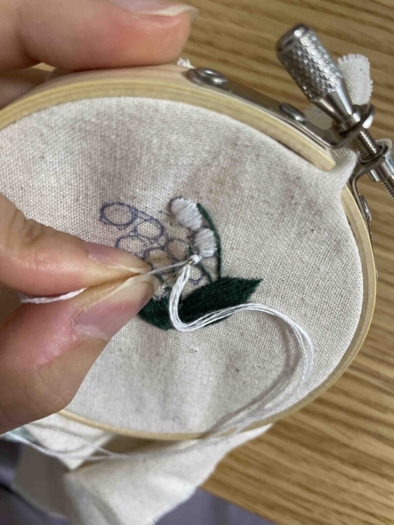 「すずらん」の刺繍飾りの作り方　フレンンチノットステッチ