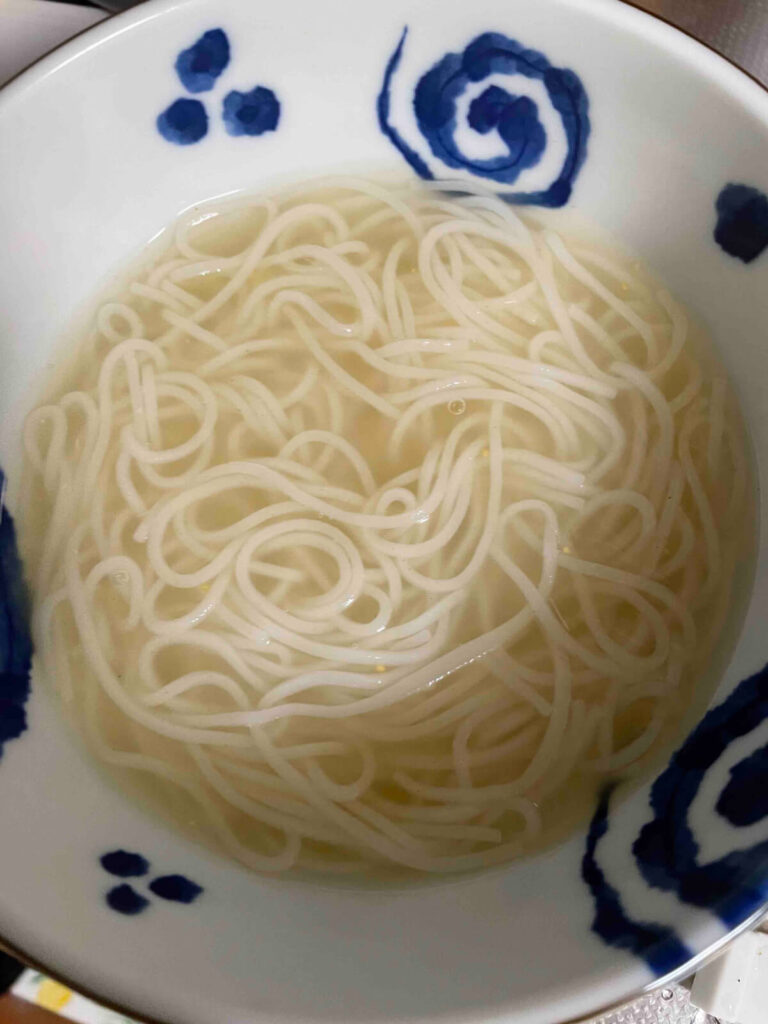 白米のおこめんと付属のゆず胡椒スープの画像